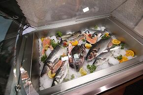 Hotel Aristocrat & Fish Restaurant