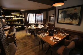Hotel Aristocrat & Fish Restaurant