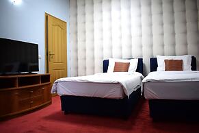 Hotel Aristocrat & Fish Restaurant