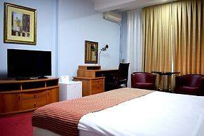 Hotel Aristocrat & Fish Restaurant