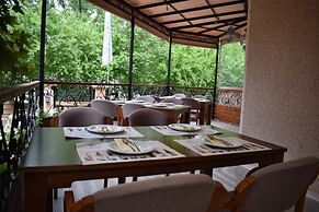 Hotel Aristocrat & Fish Restaurant