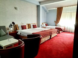 Hotel Aristocrat & Fish Restaurant