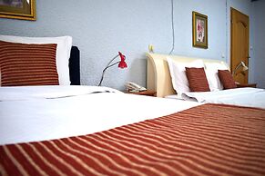 Hotel Aristocrat & Fish Restaurant
