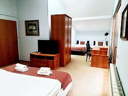 Hotel Aristocrat & Fish Restaurant