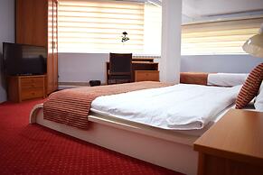 Hotel Aristocrat & Fish Restaurant