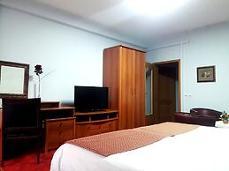 Hotel Aristocrat & Fish Restaurant