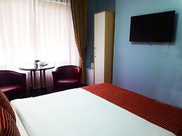 Hotel Aristocrat & Fish Restaurant