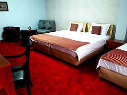 Hotel Aristocrat & Fish Restaurant
