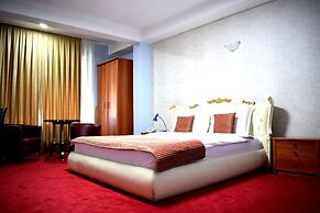 Hotel Aristocrat & Fish Restaurant