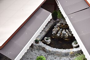 Hotel Aristocrat & Fish Restaurant