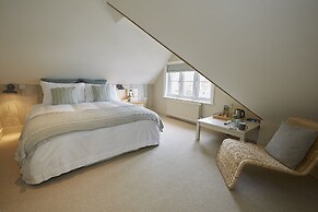 Lyndhurst House