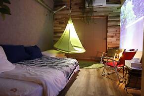 365BASE outdoor hostel