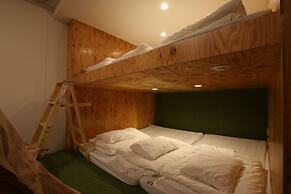 365BASE outdoor hostel