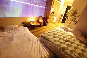 365BASE outdoor hostel