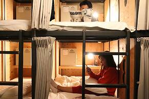 365BASE outdoor hostel