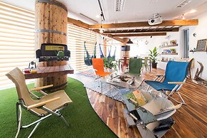 365BASE outdoor hostel