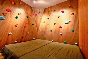 365BASE outdoor hostel