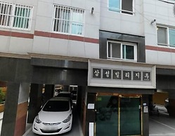 Woong House