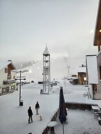 Levi Suites Levi Gold