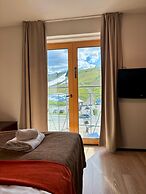 Levi Suites Levi Gold