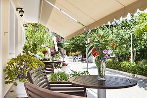 Tzivras Villa & Apartments