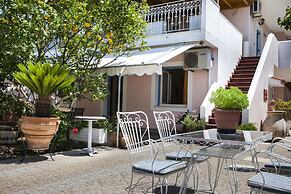 Tzivras Villa & Apartments