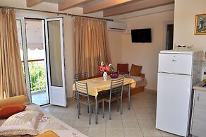 Tzivras Villa & Apartments