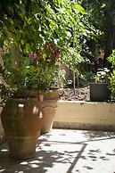 Tzivras Villa & Apartments