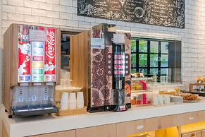 Quintessa Hotel Osaka Shinsaibashi Comic&Books