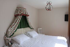 Five Oaks Bed & Breakfast