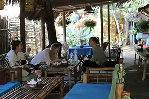 Under the coconut tree - Hostel