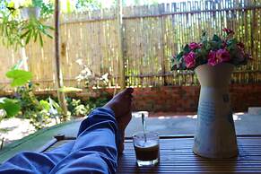 Under the coconut tree - Hostel