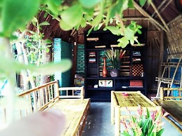 Under the coconut tree - Hostel