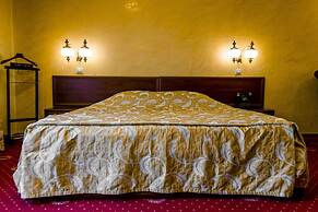 Hotel Golden House