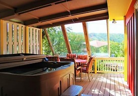 3 Bed Blue Mountain Cottage with Hot Tub