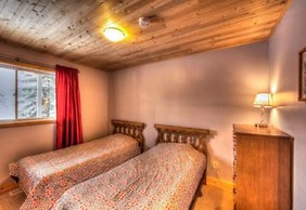 5 Bed Blue Mountain Luxury Chalet with Hot Tub 159