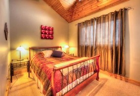 5 Bed Blue Mountain Luxury Chalet with Hot Tub 159