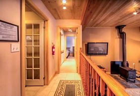 5 Bed Blue Mountain Luxury Chalet with Hot Tub 159