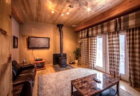 5 Bed Blue Mountain Luxury Chalet with Hot Tub 159