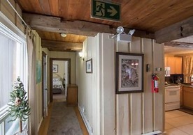 6 Bed Blue Mountain Cottage with Hot Tub 102