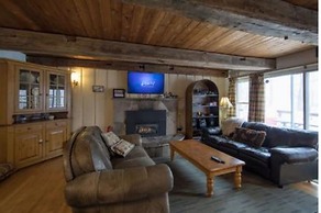 6 Bed Blue Mountain Cottage with Hot Tub 102