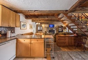 6 Bed Blue Mountain Cottage with Hot Tub 102