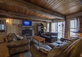 6 Bed Blue Mountain Cottage with Hot Tub 102