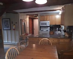 6 Bed Blue Mountain Cottage with Hot Tub 102