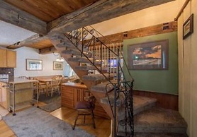 6 Bed Blue Mountain Cottage with Hot Tub 102