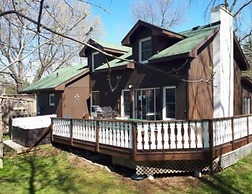 6 Bed Blue Mountain Cottage with Hot Tub 102