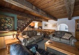 6 Bed Blue Mountain Cottage with Hot Tub 102