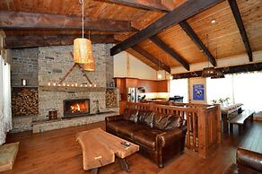 7 Bed Blue Mountain Chalet with Hot Tub 35R