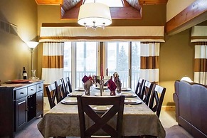 7 Bed Blue Mountain Chalet with Hot Tub 35R