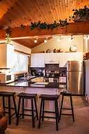 7 Bed Blue Mountain Chalet with Hot Tub 35R